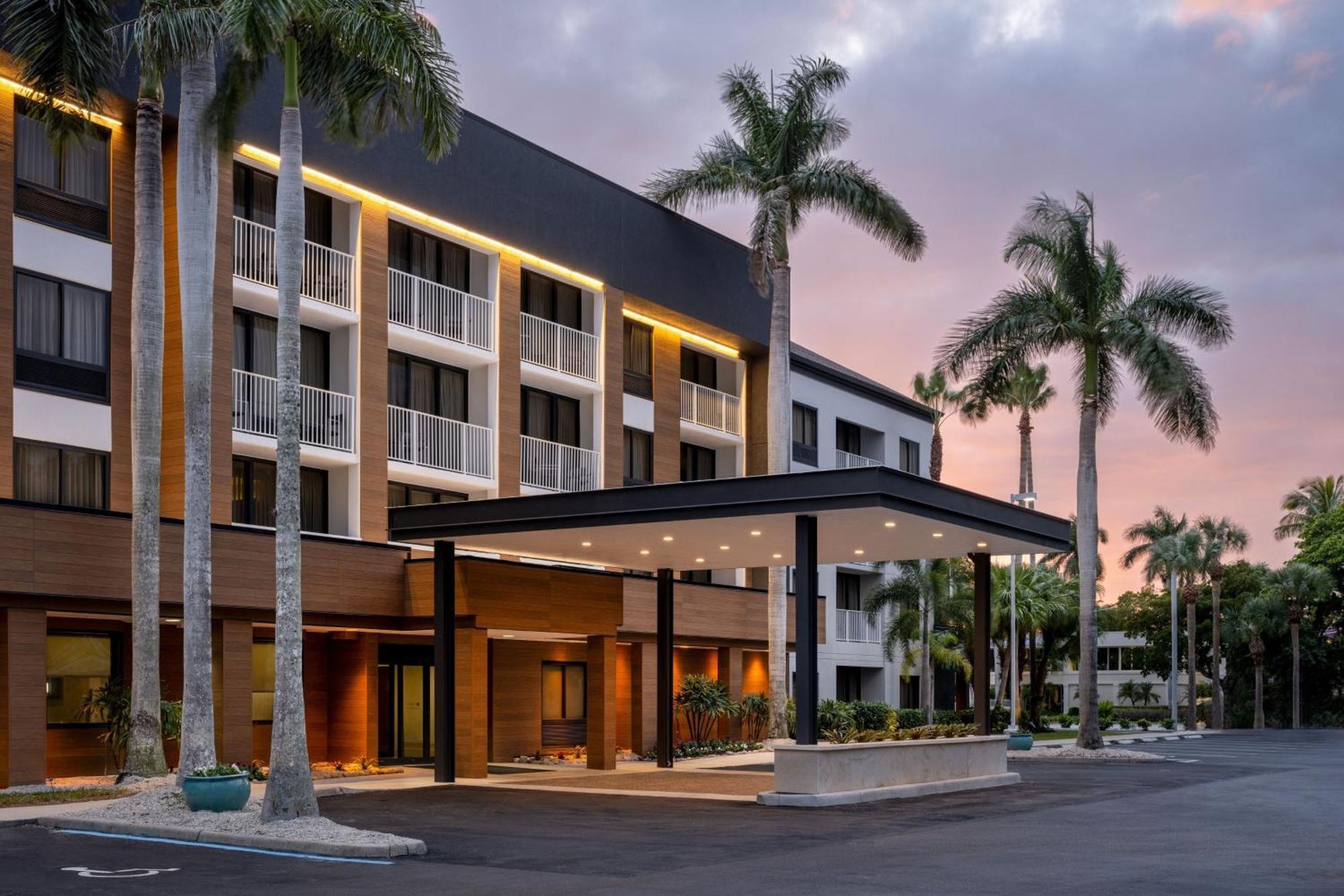 Courtyard By Marriott - Naples Hotel Exterior foto